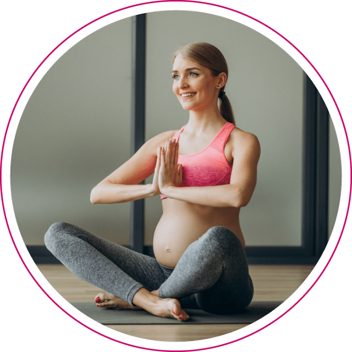 אימון יוגה לנשים בהיריון בסטודיו סטרונג מאמא אימוני כושר לנשים בכל שלבי ההיריון